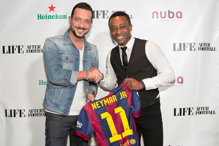 Regi Blinker entrega la camiseta del F CBarcelona